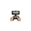 Newgame M200 zwarte gamecontroller met telefoonhouder in gebruik
