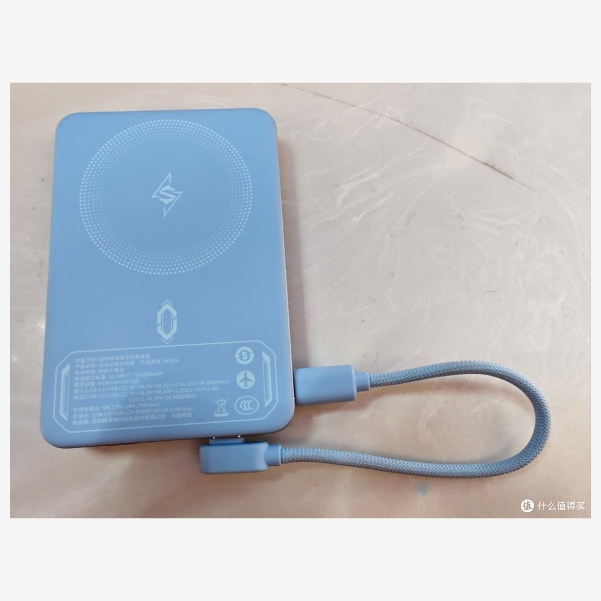 Black Shark Blade 3 10000 mAh mist blue – achterzijde met magnetische ring en kabel