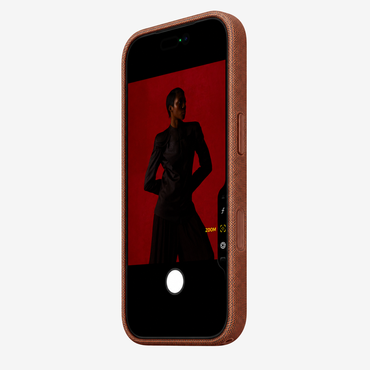 Merkloos geweven hoesje voor iPhone 17 Pro Max Siennabruin zonder logo – vooraanzicht schuin