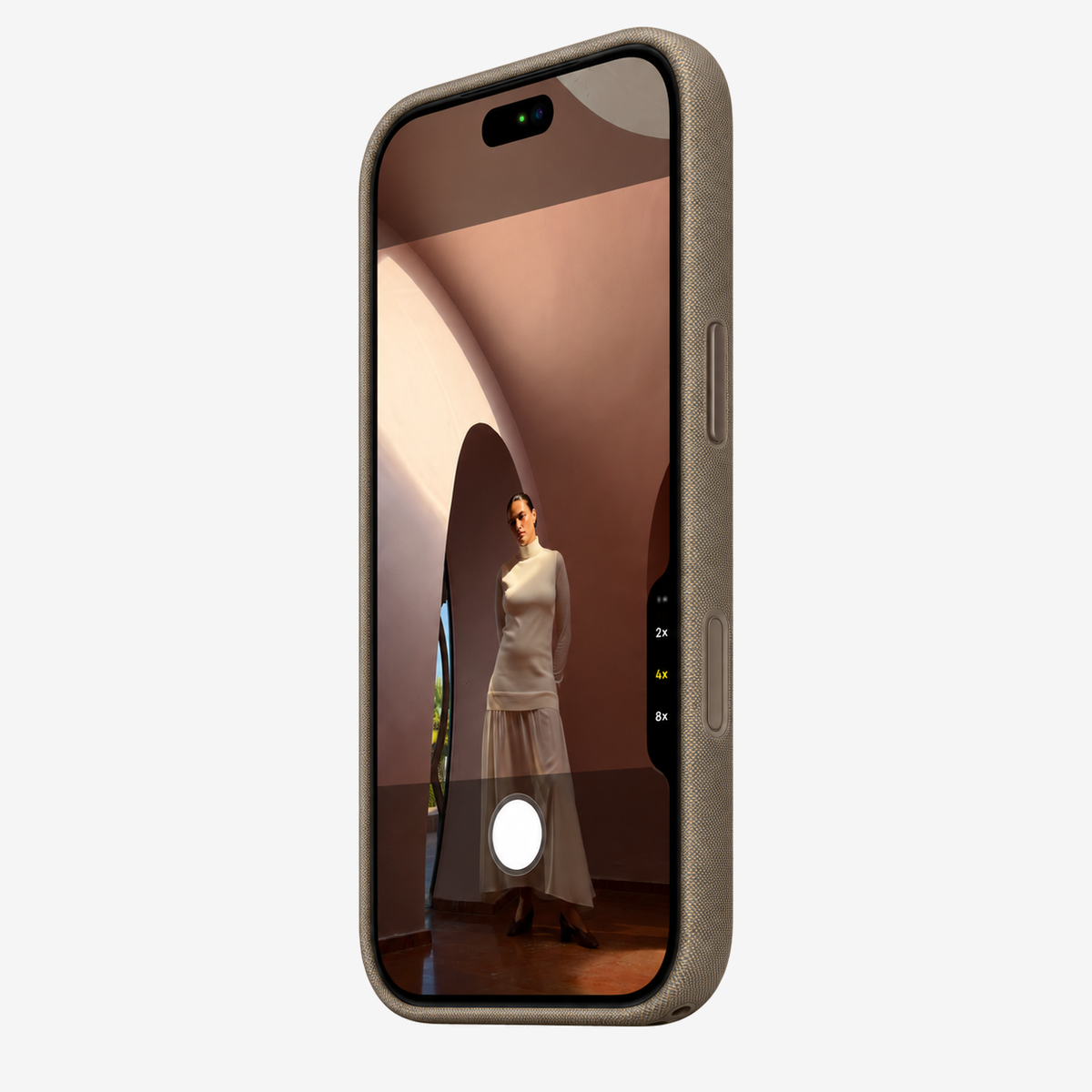 Merkloos geweven hoesje voor iPhone 18 Pro Max Taupe zonder logo – vooraanzicht schuin