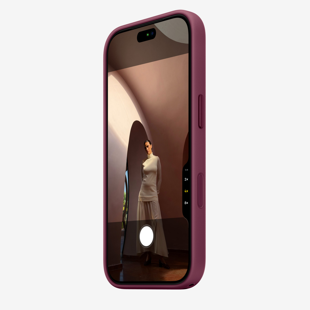 Merkloos geweven hoesje voor iPhone 18 Pro in Moerbei, schuin vooraanzicht, zonder logo, achtergrond #F5F5F5