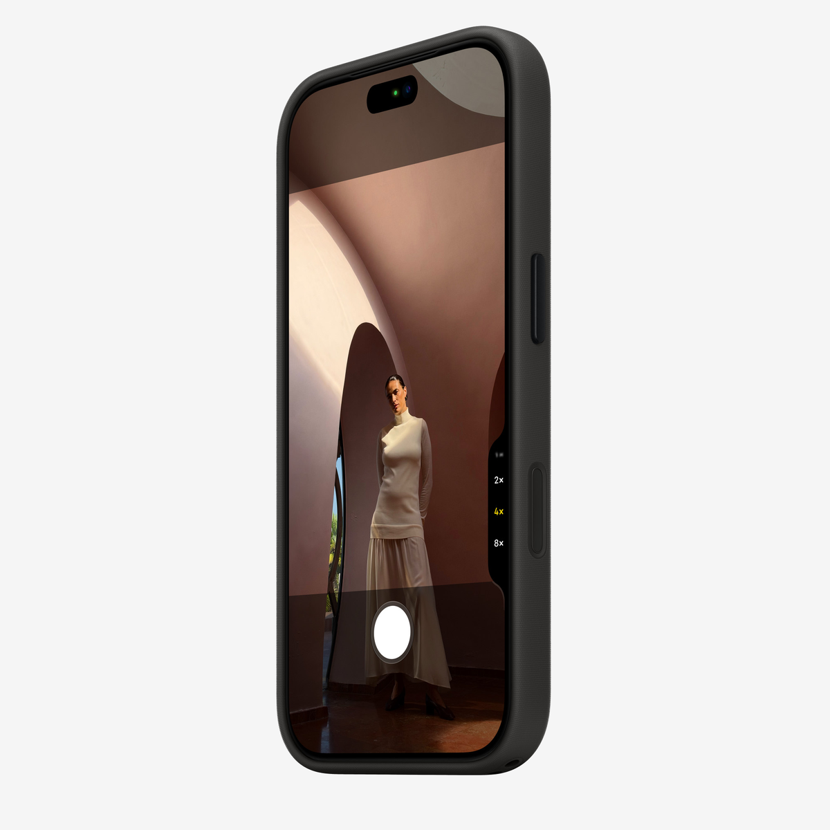 Merkloos geweven hoesje voor iPhone 18 Pro in Zwart, schuin vooraanzicht, zonder logo, achtergrond #F5F5F5