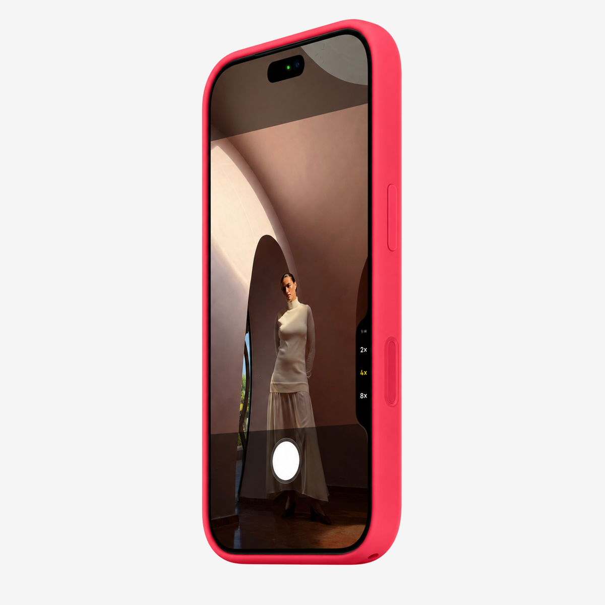 Siliconenhoesje voor iPhone 18 Pro in Bright Guava, schuin vooraanzicht, zonder logo op lichtgrijze achtergrond
