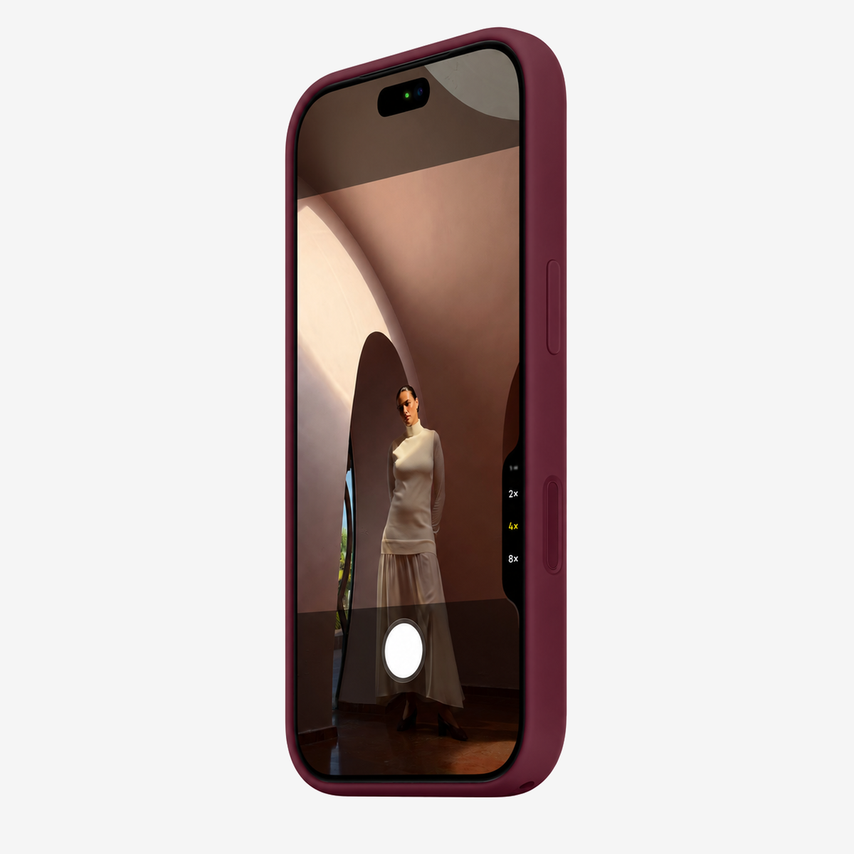 Siliconenhoesje voor iPhone 18 Pro in Burgundy, schuin vooraanzicht, zonder logo op lichtgrijze achtergrond