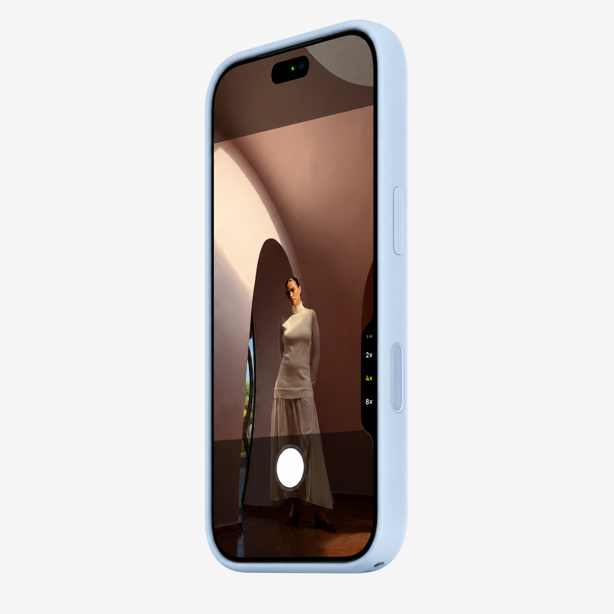 Siliconenhoesje voor iPhone 18 Pro in Crisp Blue, schuin vooraanzicht, zonder logo op lichtgrijze achtergrond