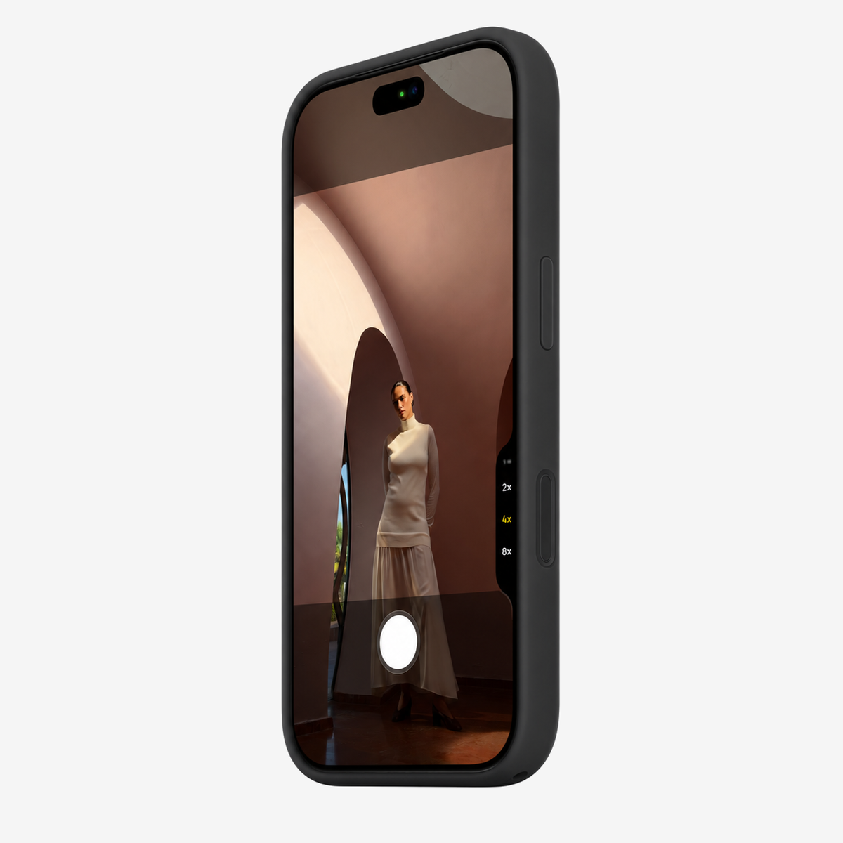 Siliconenhoesje voor iPhone 18 Pro Max in Black, schuin vooraanzicht, zonder logo op lichtgrijze achtergrond