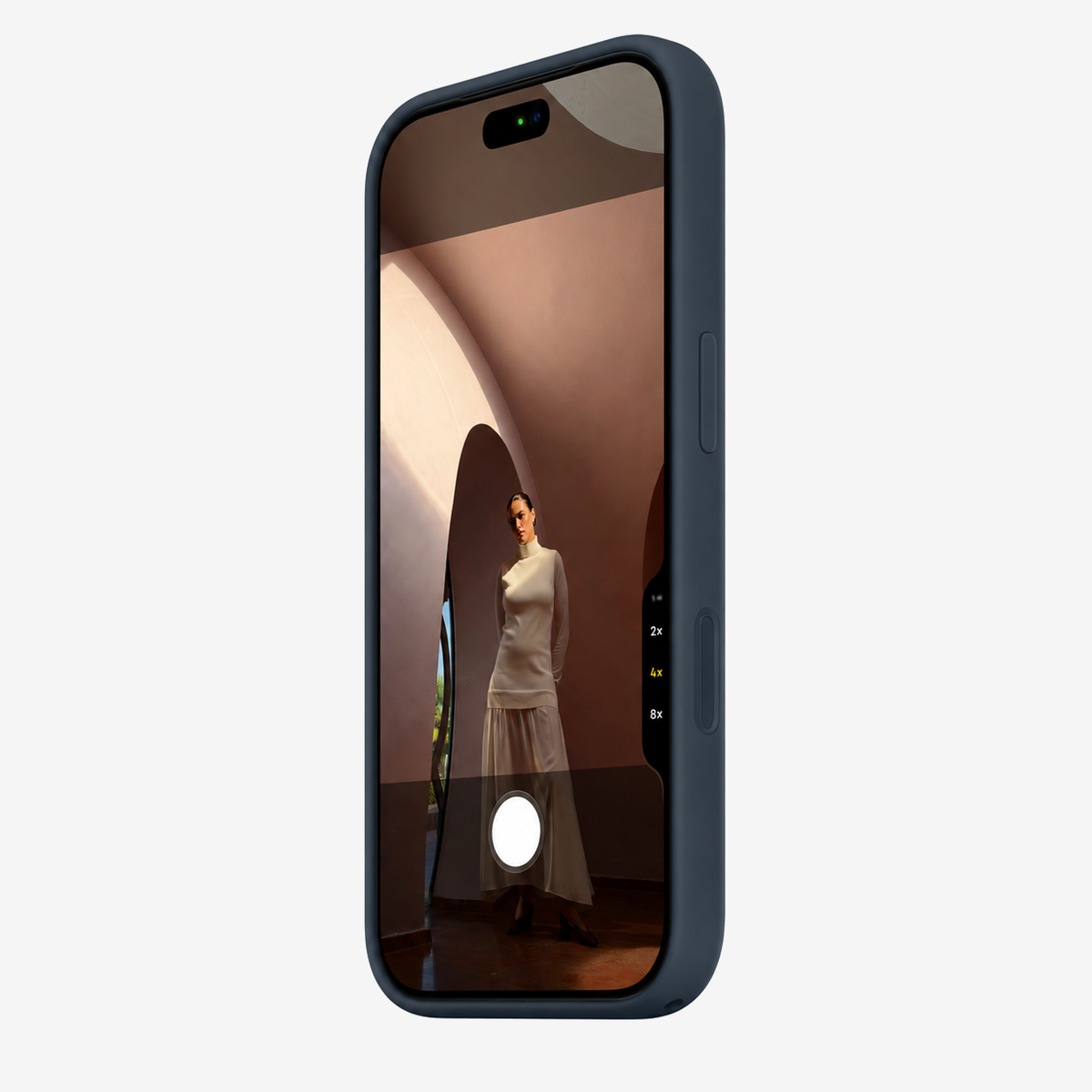 Siliconenhoesje voor iPhone 18 Pro Max in Navy Blue, schuin vooraanzicht, zonder logo op lichtgrijze achtergrond