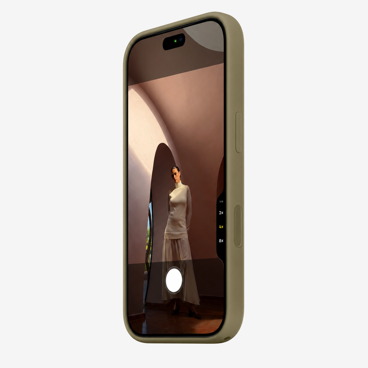 Siliconenhoesje voor iPhone 18 Pro Max in Olive, schuin vooraanzicht, zonder logo op lichtgrijze achtergrond