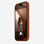 Siliconenhoesje voor iPhone 18 Pro Max in Terracotta, schuin vooraanzicht, zonder logo op lichtgrijze achtergrond