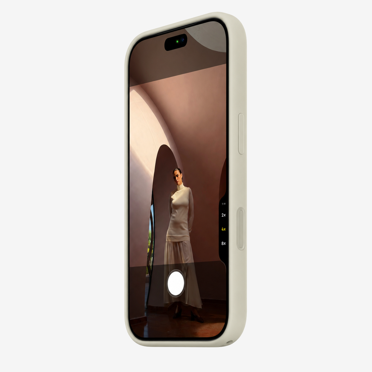 Siliconenhoesje voor iPhone 18 Pro in Vanilla, schuin vooraanzicht, zonder logo op lichtgrijze achtergrond